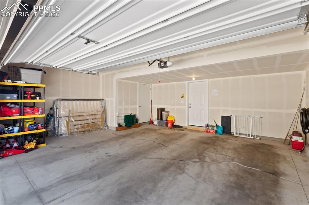 Image 22 of 27: Garage