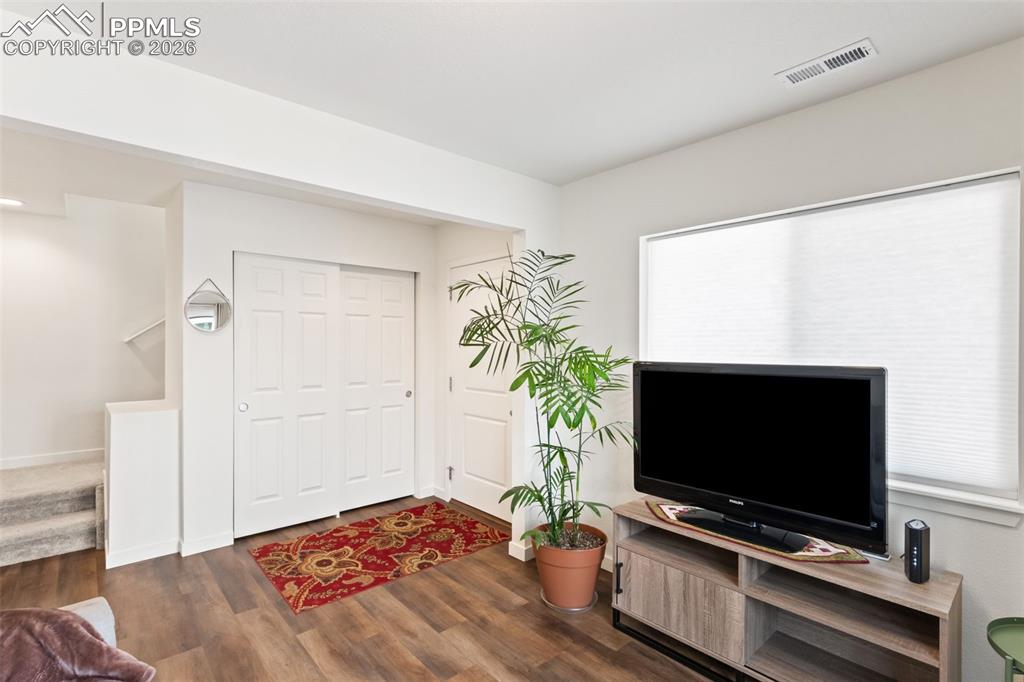 Image 4 of 27: Entry