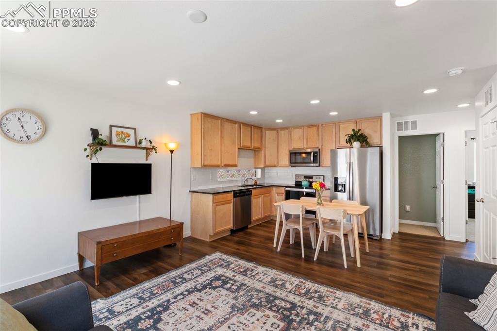 Image 7 of 27: Kitchen