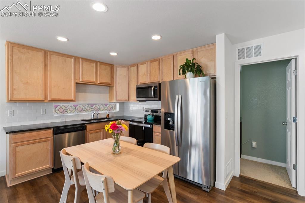 Image 8 of 27: Kitchen