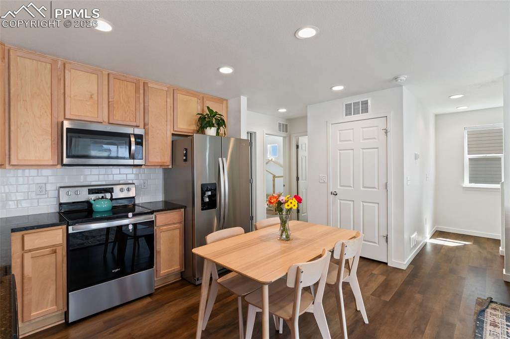 Image 9 of 27: Kitchen