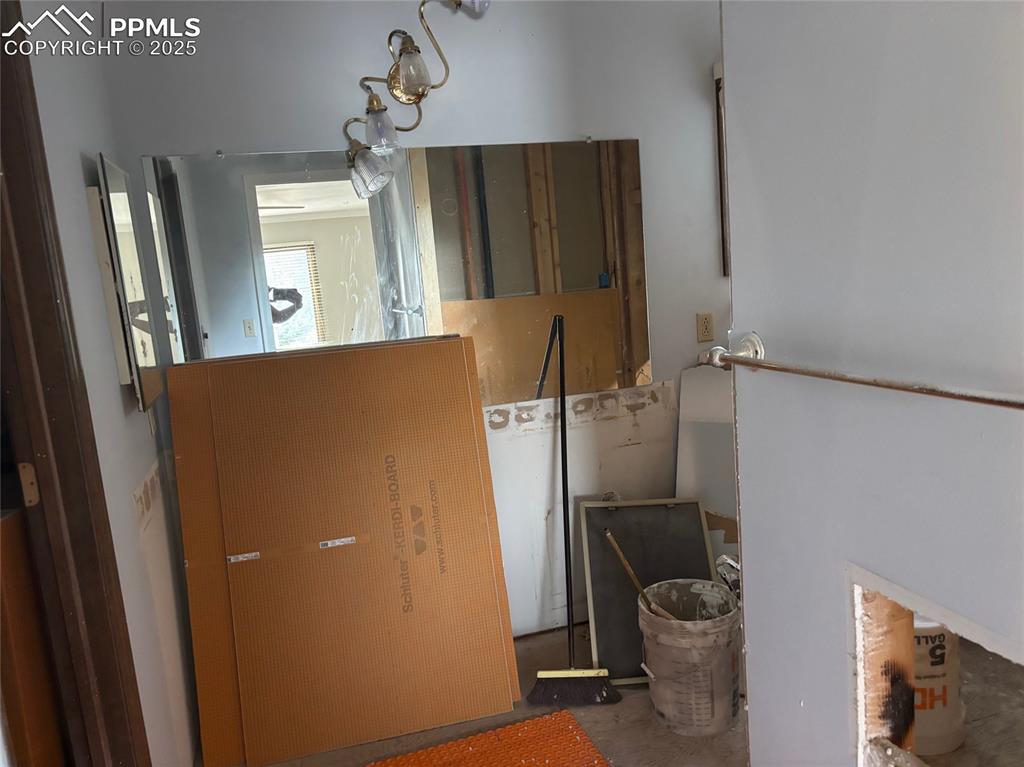 Image 21 of 21: Bathroom