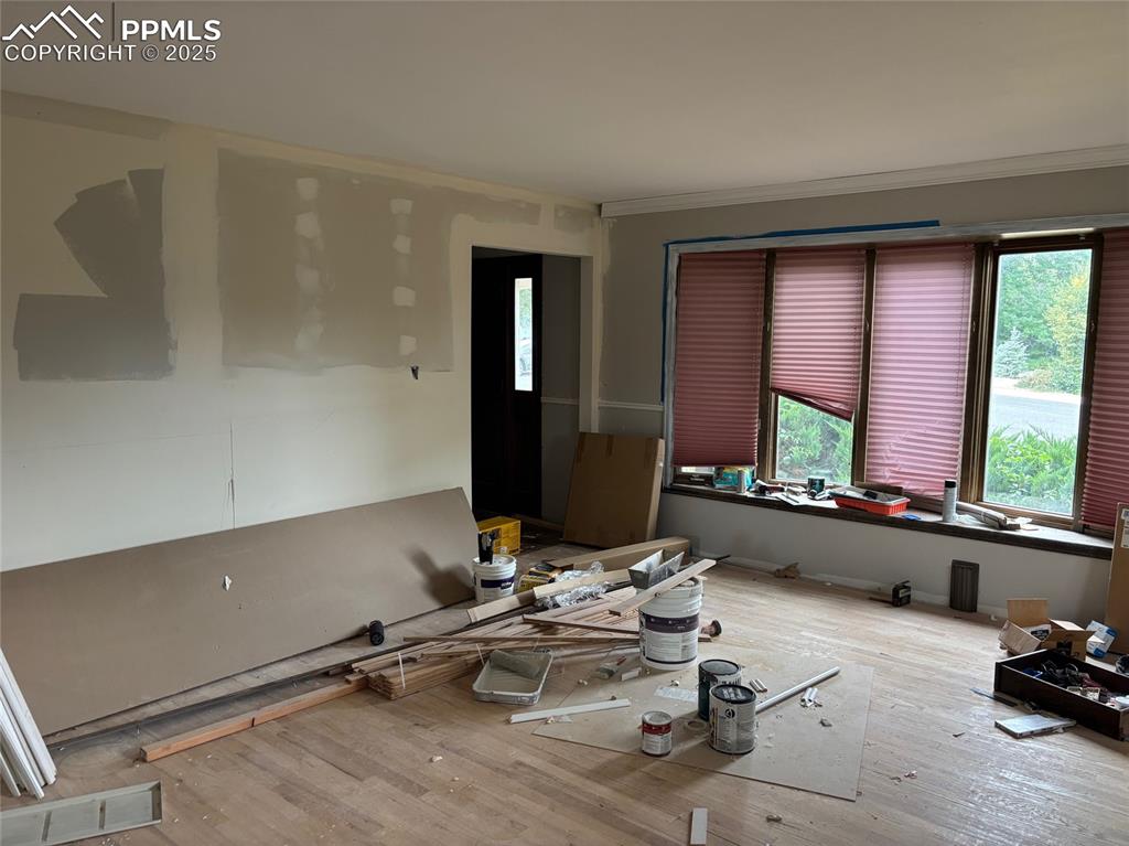Image 5 of 21: Living Room
