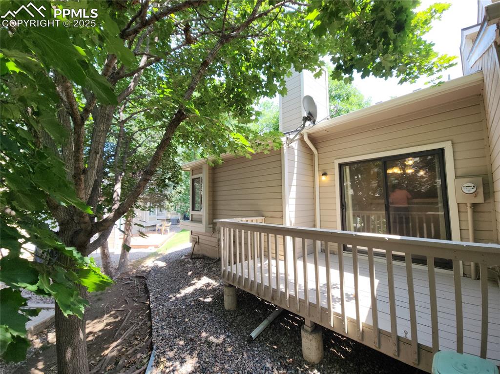 Image 17 of 18: Deck