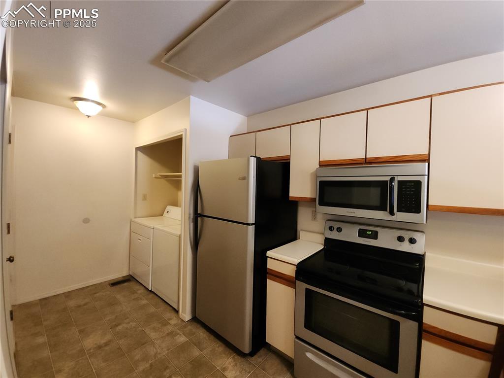 Image 8 of 18: Kitchen