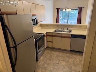 Image 9 of 18: Kitchen