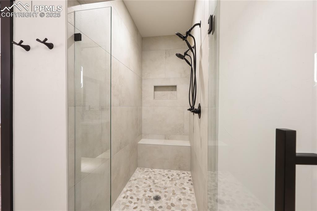 Image 17 of 42: Bathroom