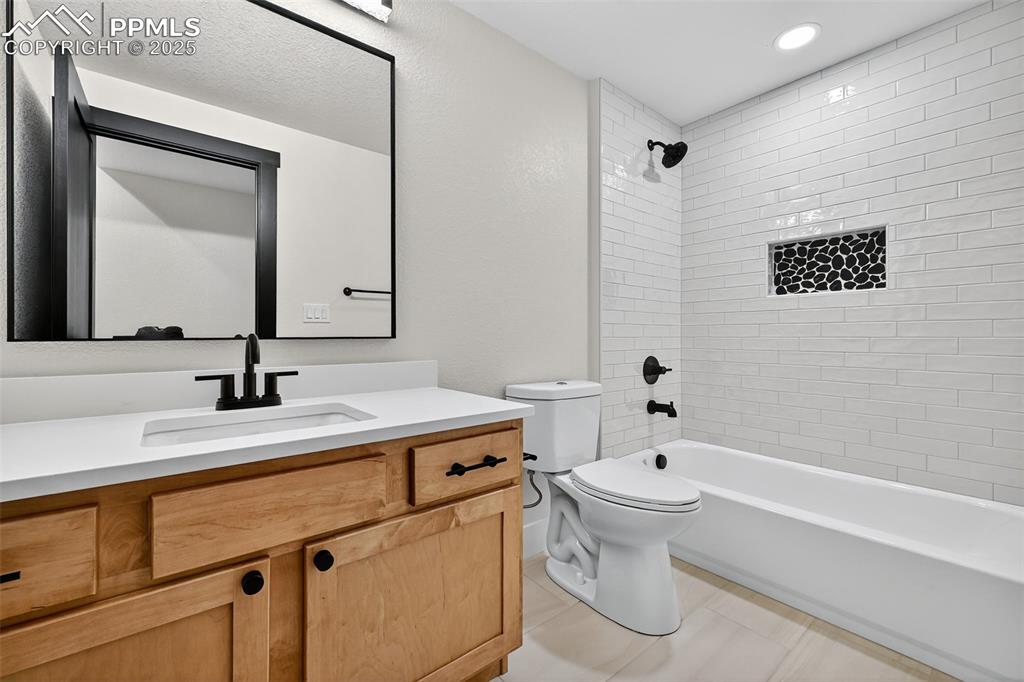 Image 29 of 42: Bathroom