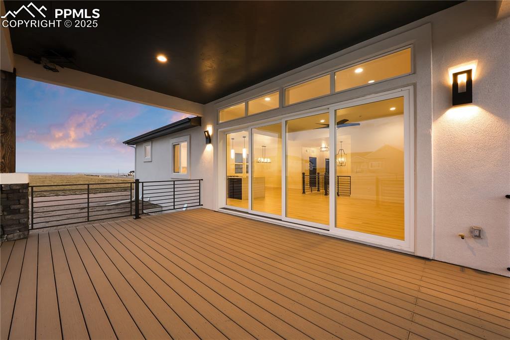 Image 31 of 42: Deck