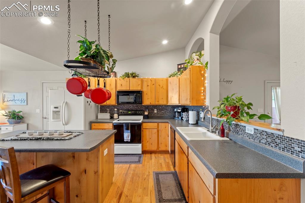 Image 7 of 36: Kitchen