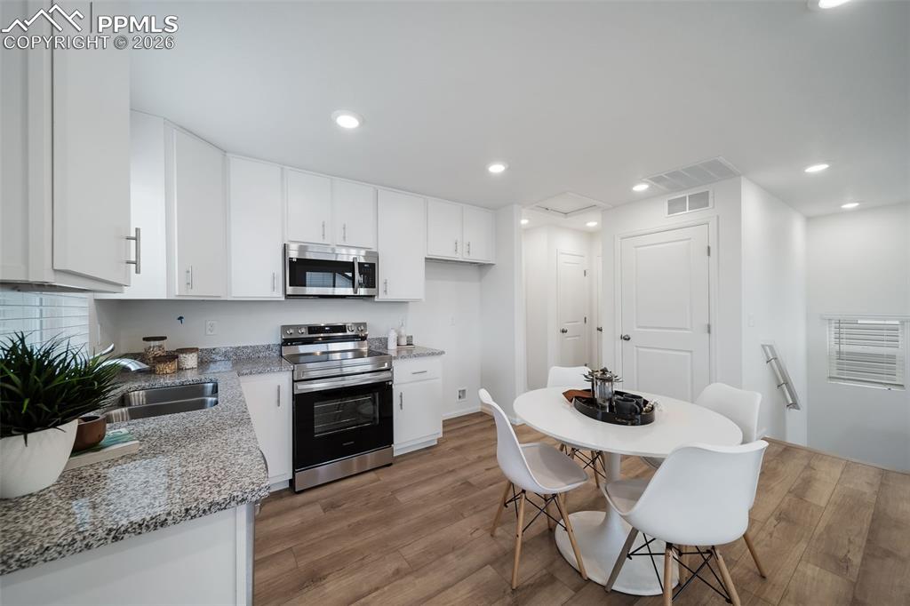 Image 16 of 24: Photos of a model home