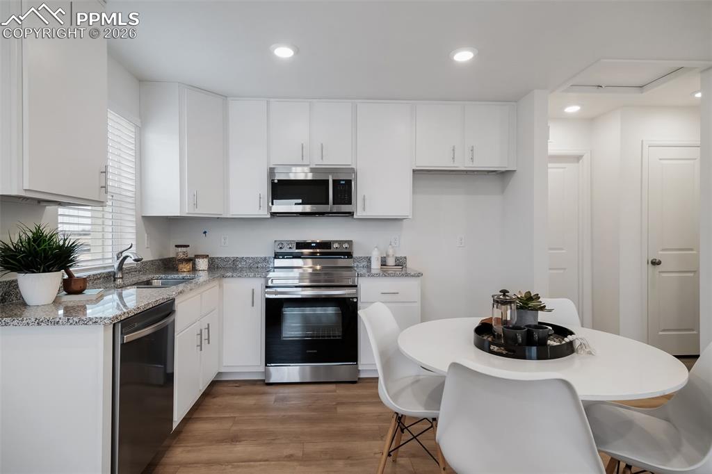 Image 18 of 24: Photos of a model home