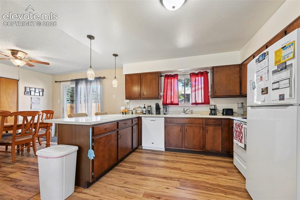 Image 15 of 28: Kitchen