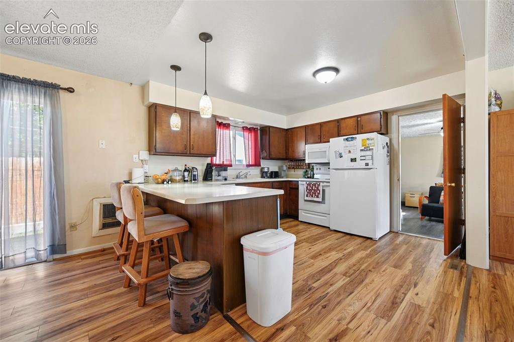 Image 16 of 28: Kitchen