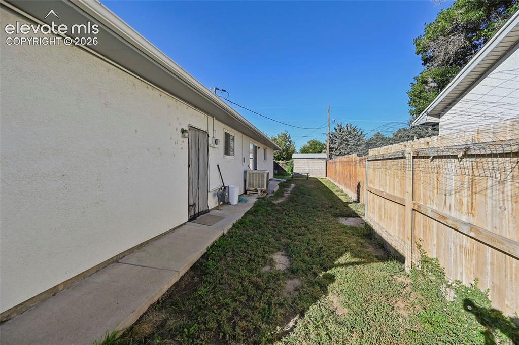 Image 22 of 28: Yard