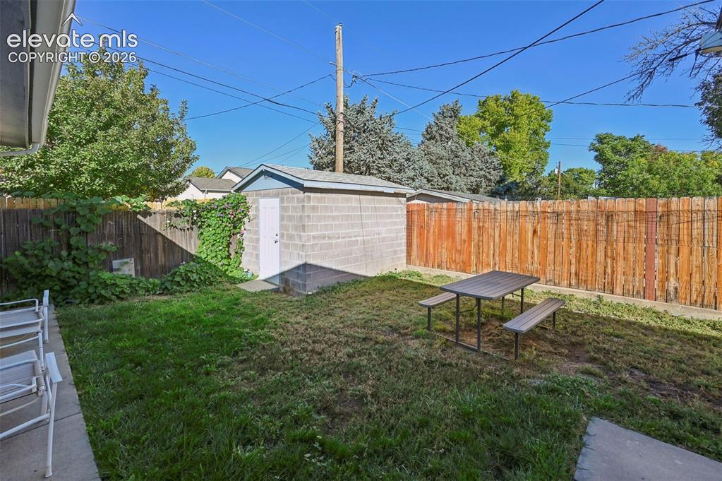Image 25 of 28: Yard