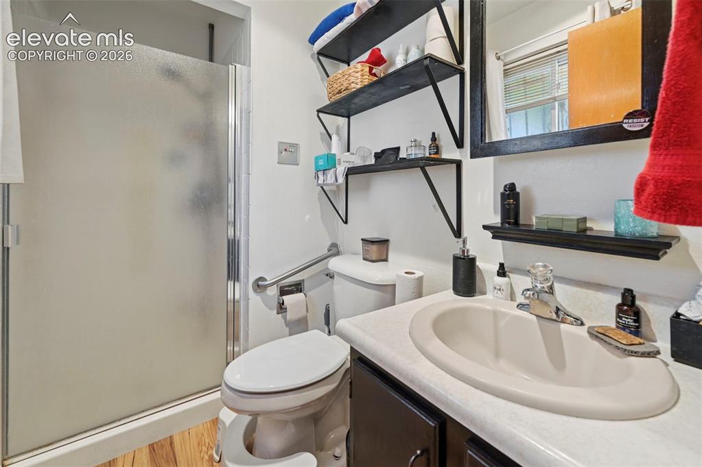 Image 4 of 28: Bathroom