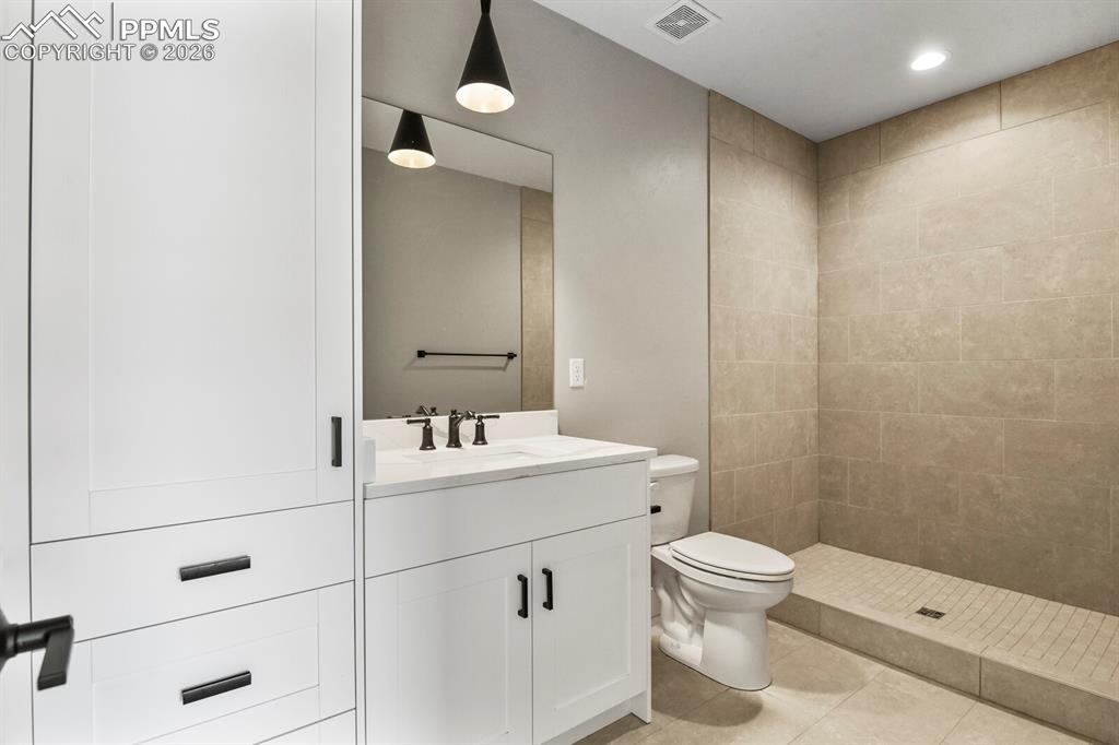 Image 32 of 48: Ensuite Basement Bath