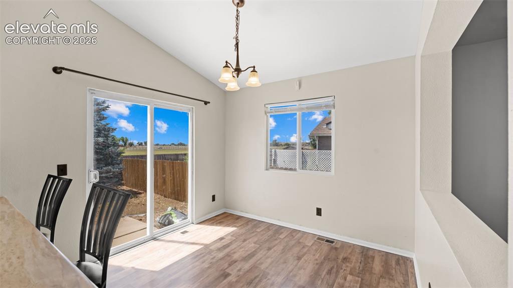 Image 10 of 33: Dining Area