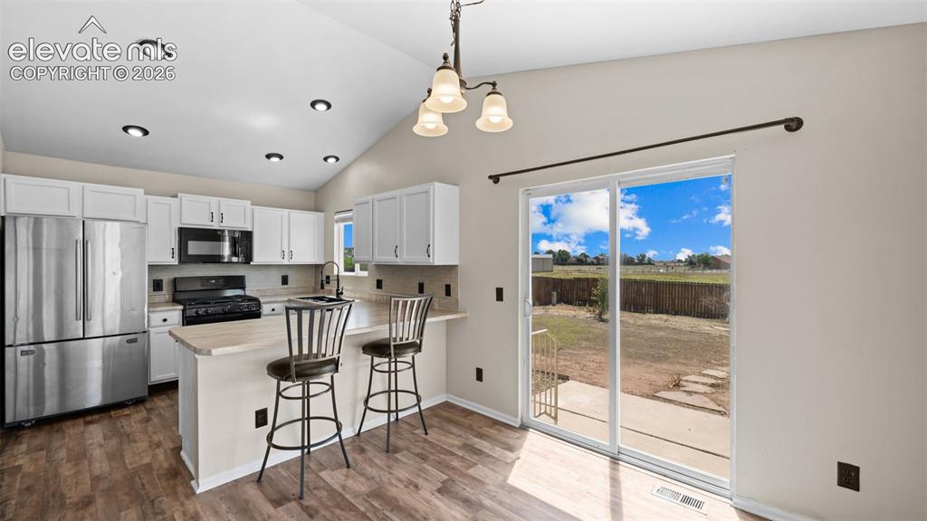 Image 11 of 33: Kitchen