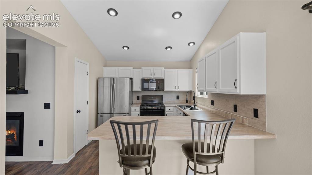 Image 13 of 33: Kitchen
