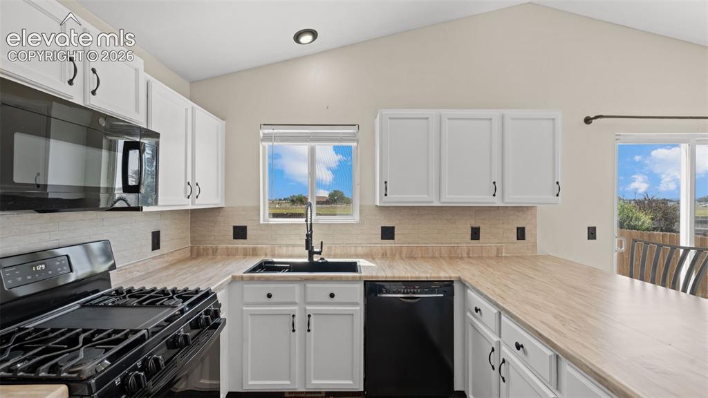 Image 14 of 33: Kitchen