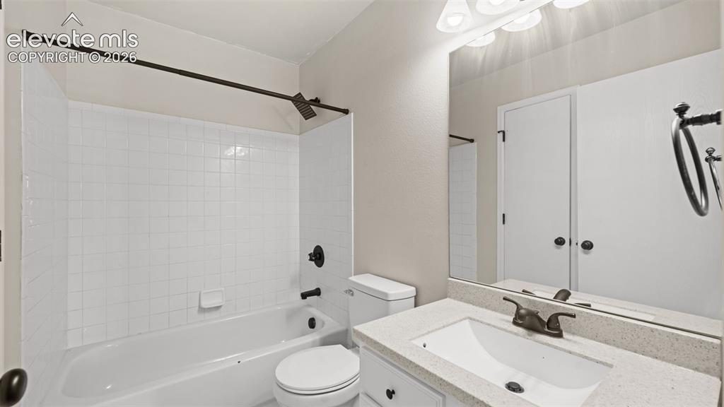Image 17 of 33: Bathroom