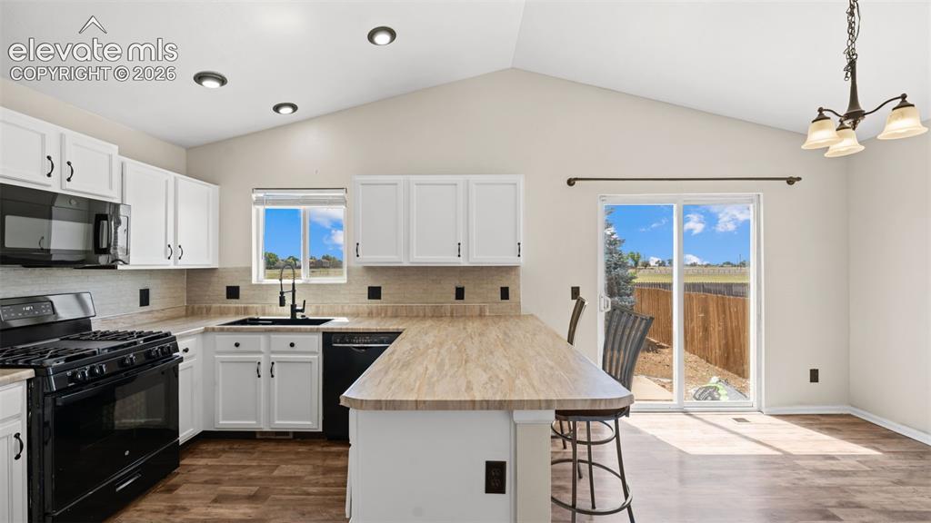 Image 8 of 33: Kitchen