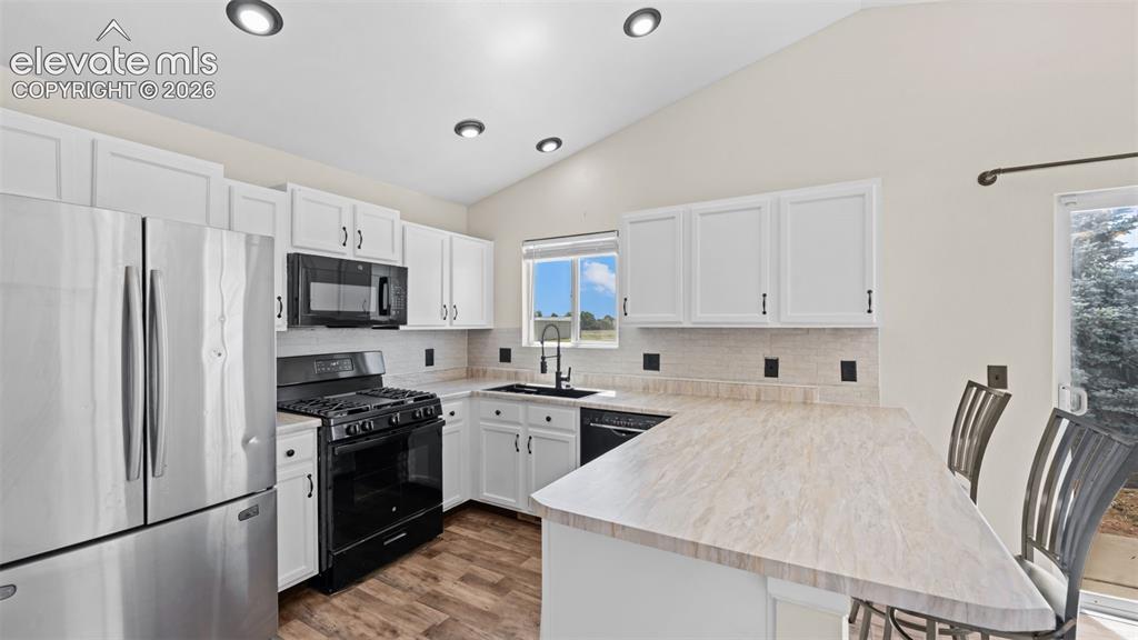 Image 9 of 33: Kitchen