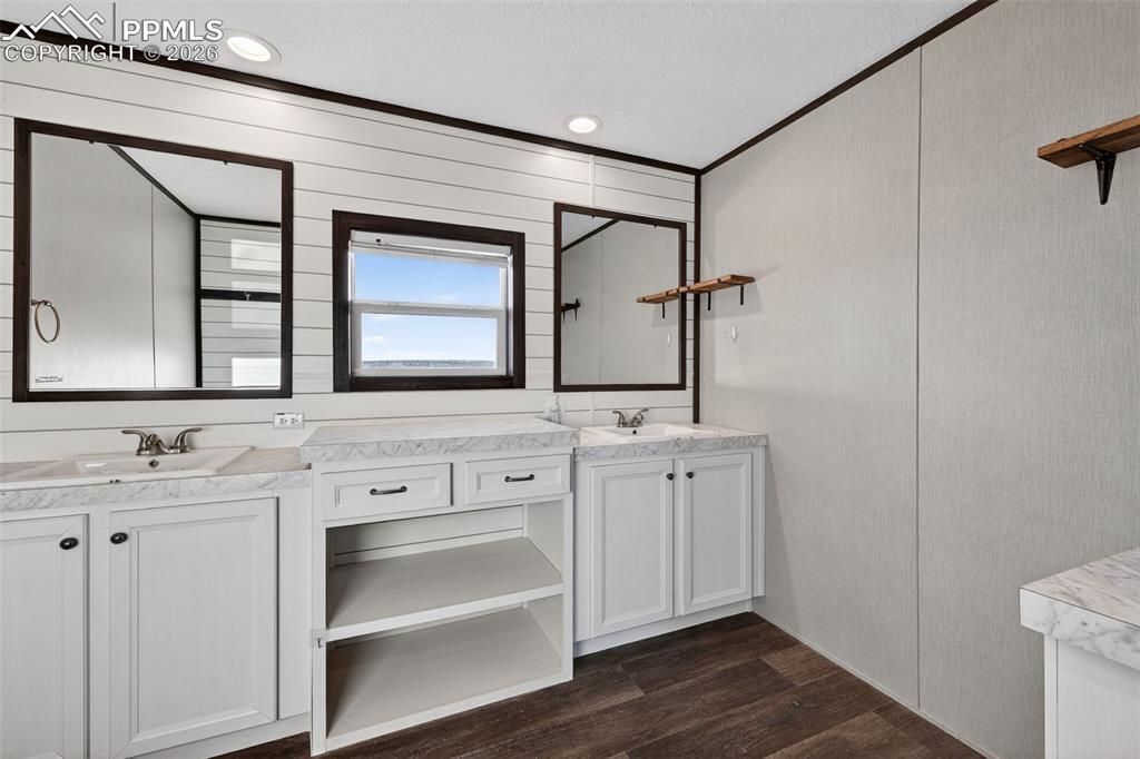 Image 10 of 32: Bathroom