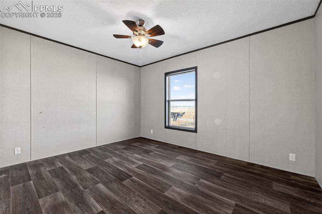 Image 12 of 32: Bedroom