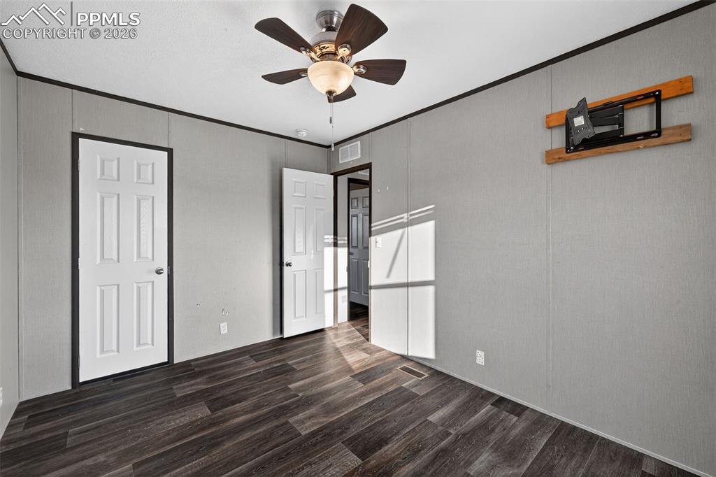 Image 15 of 32: Bedroom