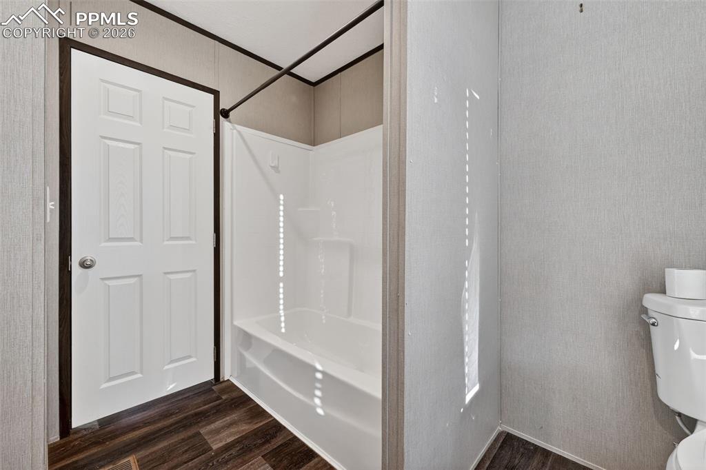 Image 17 of 32: Bathroom