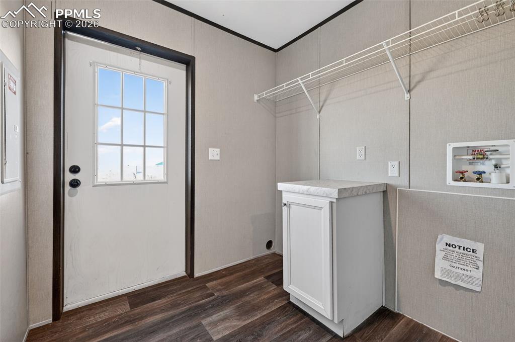 Image 19 of 32: Laundry