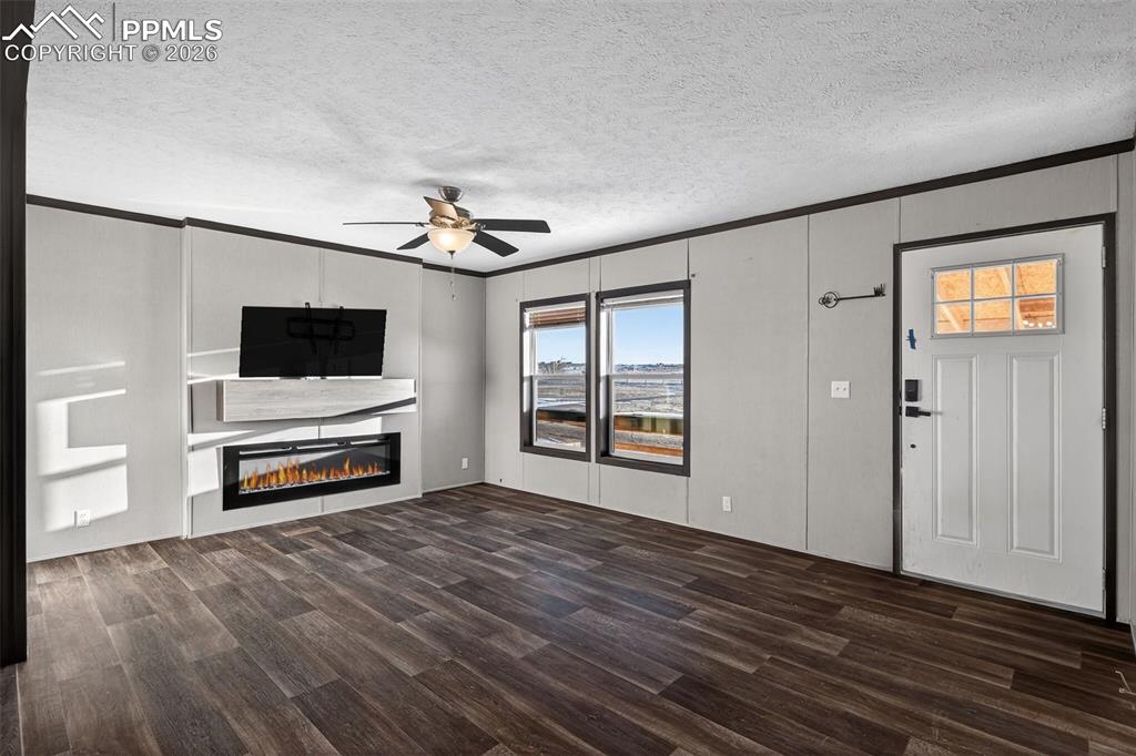 Image 2 of 32: Living Room