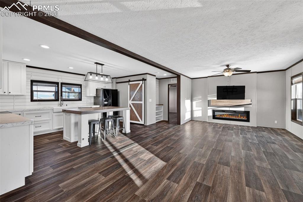 Image 4 of 32: Kitchen