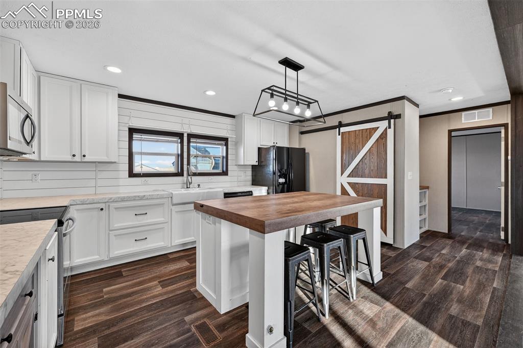 Image 6 of 32: Kitchen