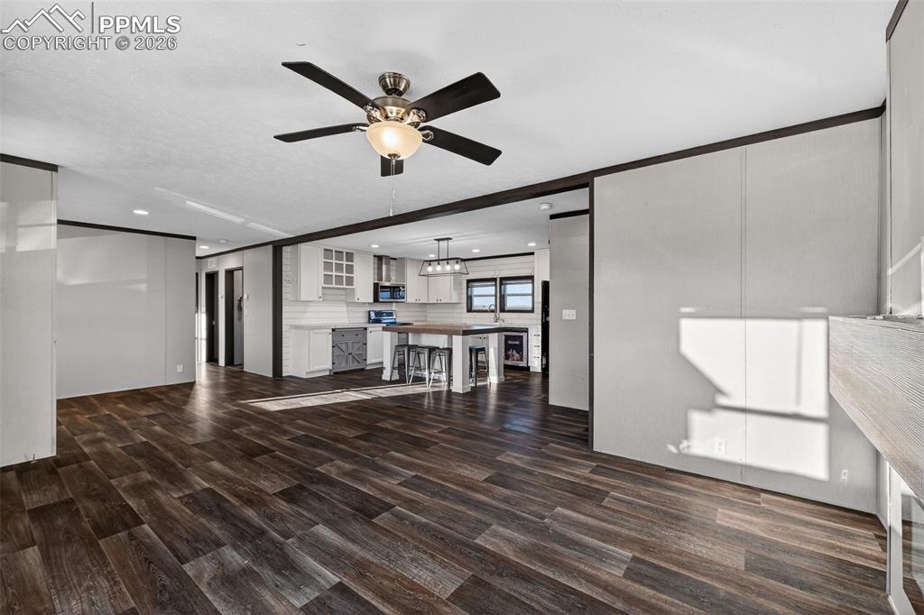 Image 7 of 32: Living Room