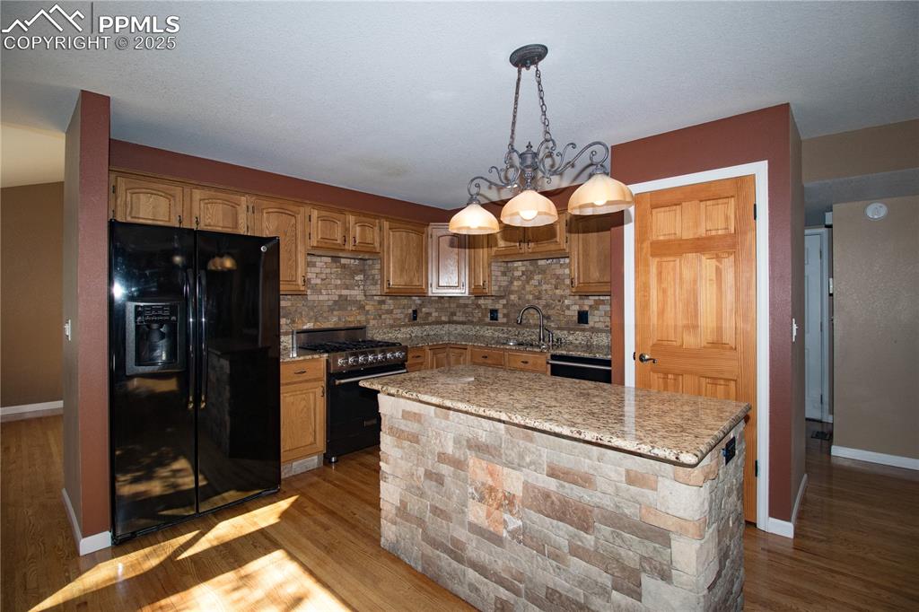 Image 10 of 41: Kitchen