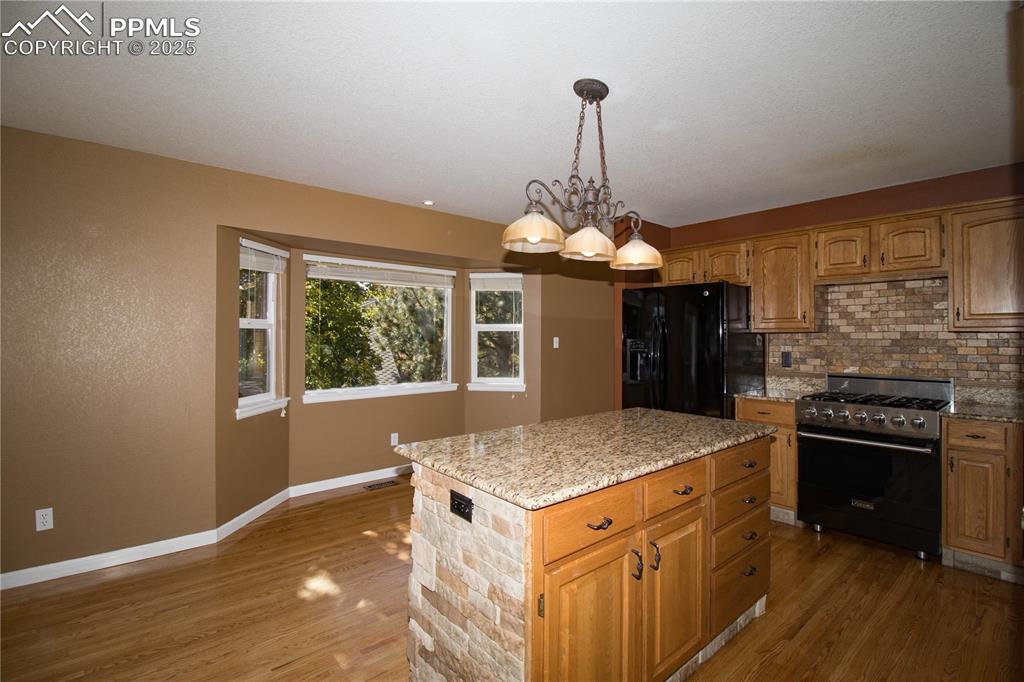 Image 11 of 41: Kitchen