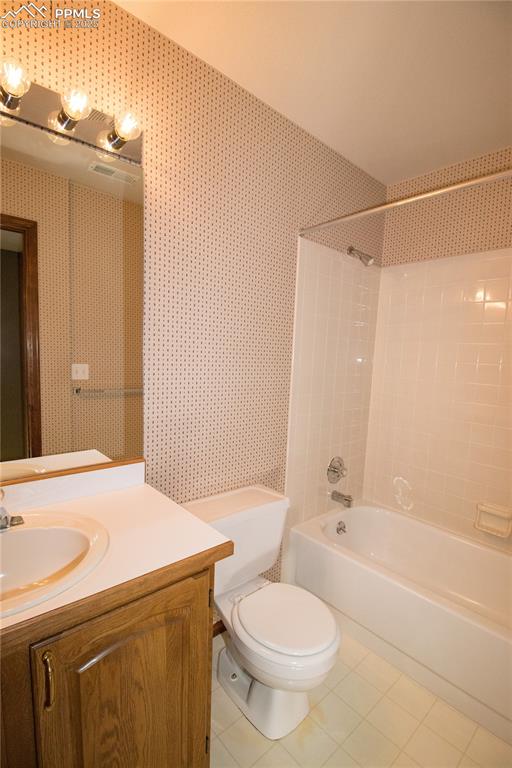 Image 28 of 41: Bathroom