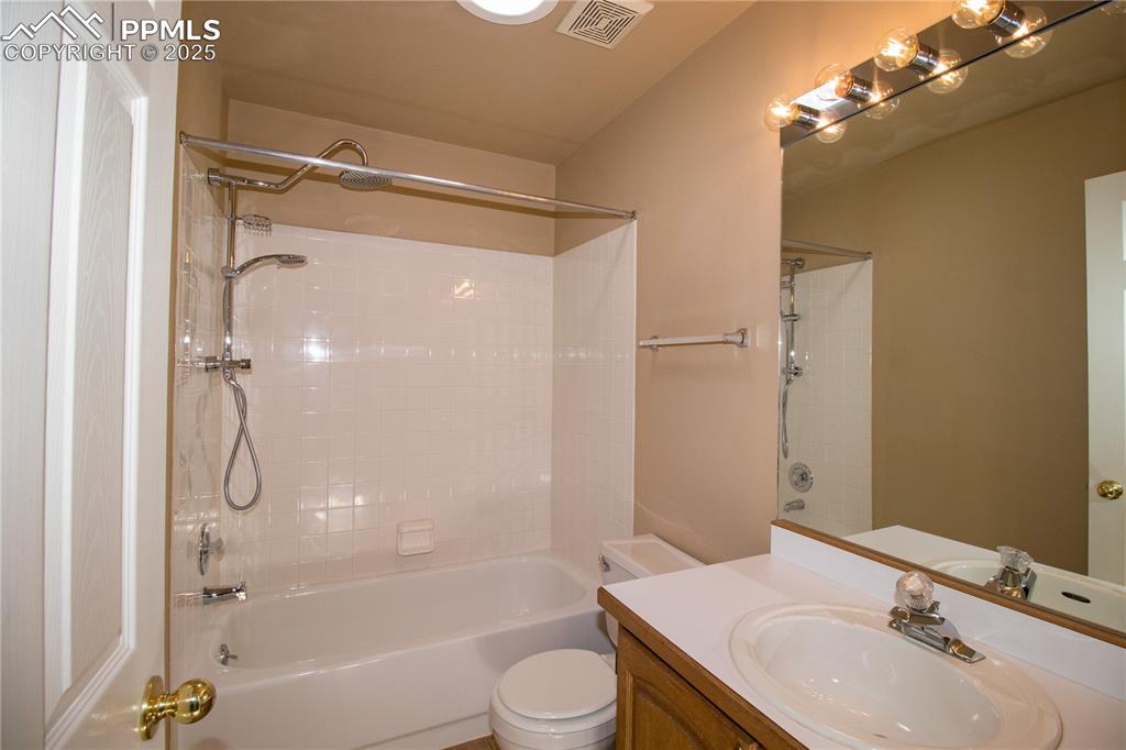 Image 33 of 41: Bathroom