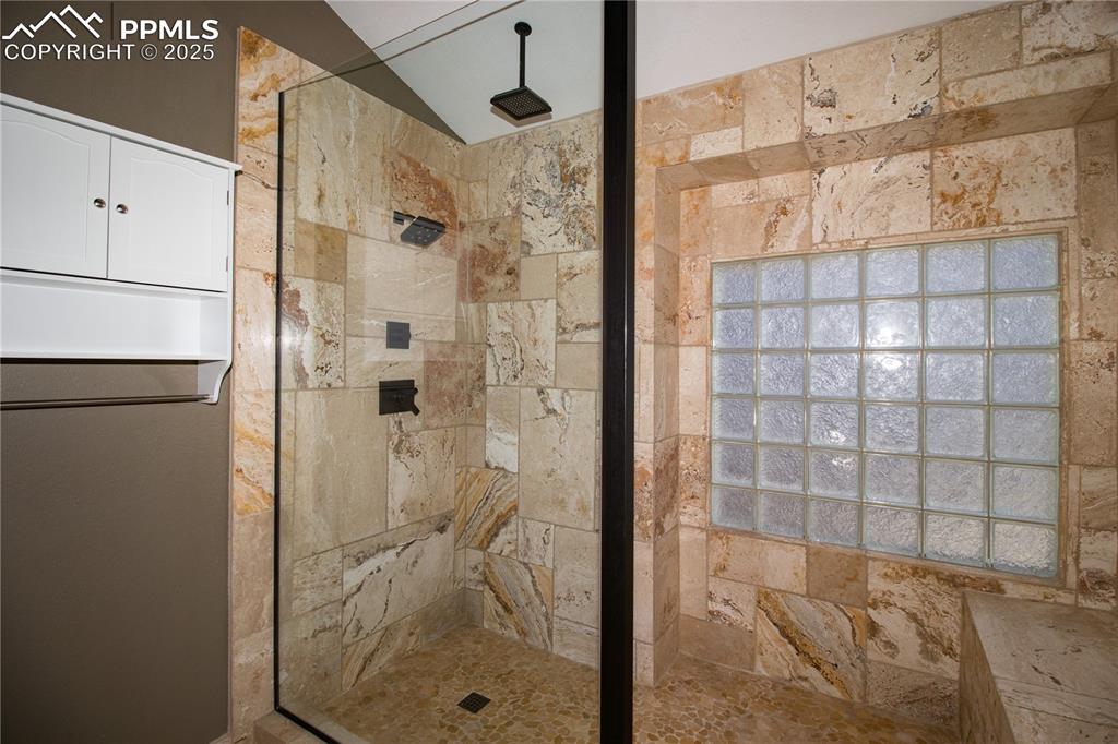 Image 37 of 41: Bathroom