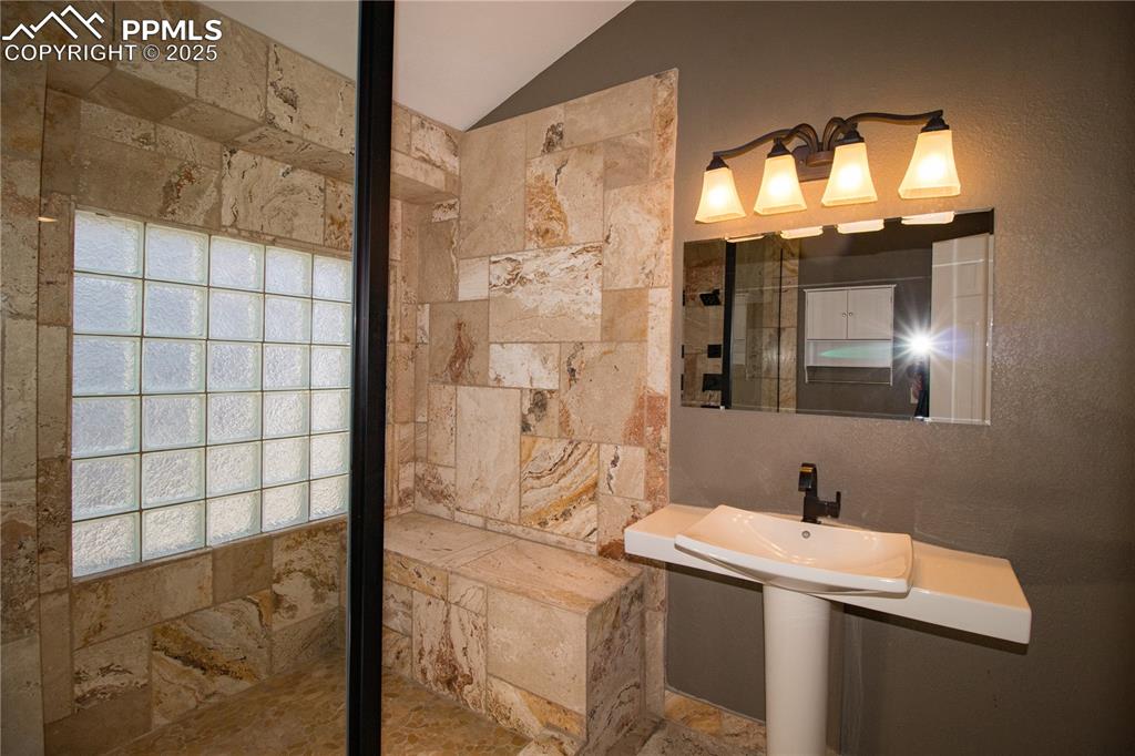 Image 38 of 41: Bathroom