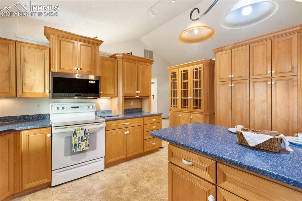 Image 18 of 42: Kitchen