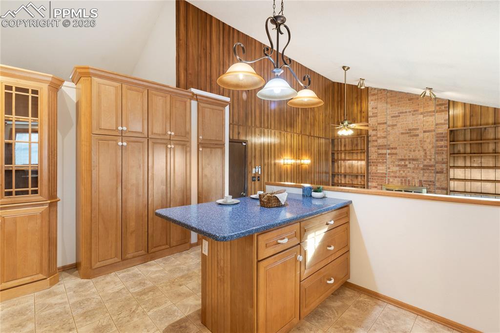 Image 19 of 42: Kitchen