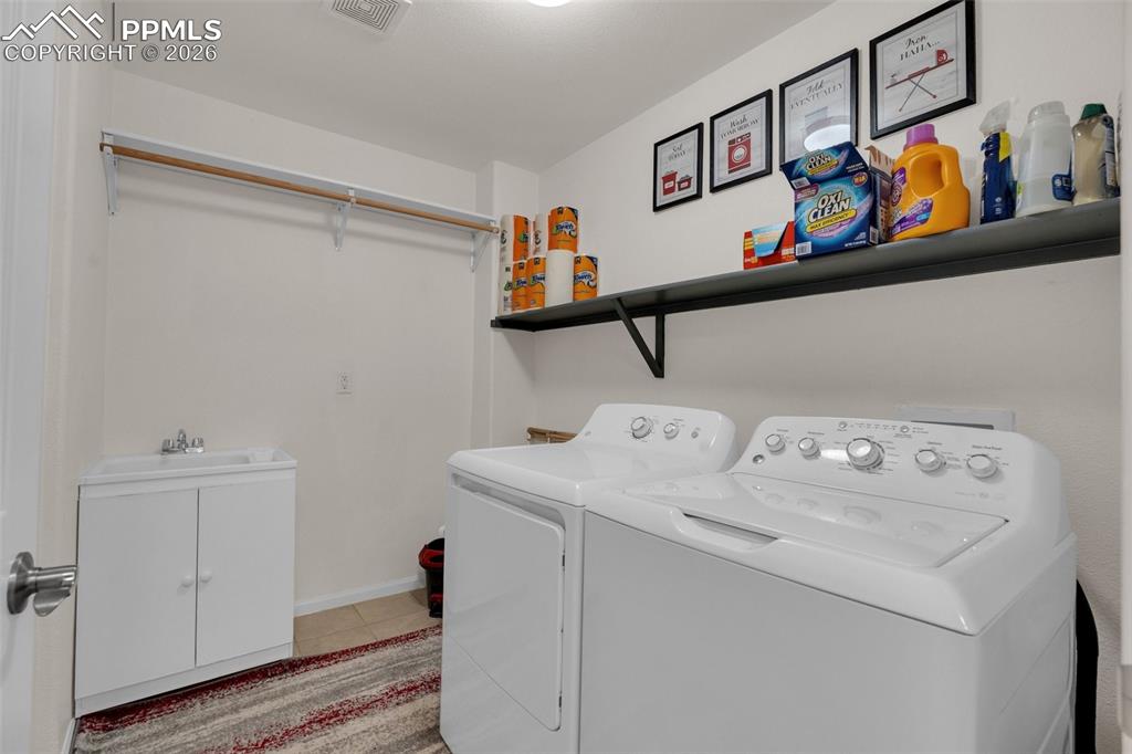 Image 28 of 39: 2nd bedroom en-suite bathroom