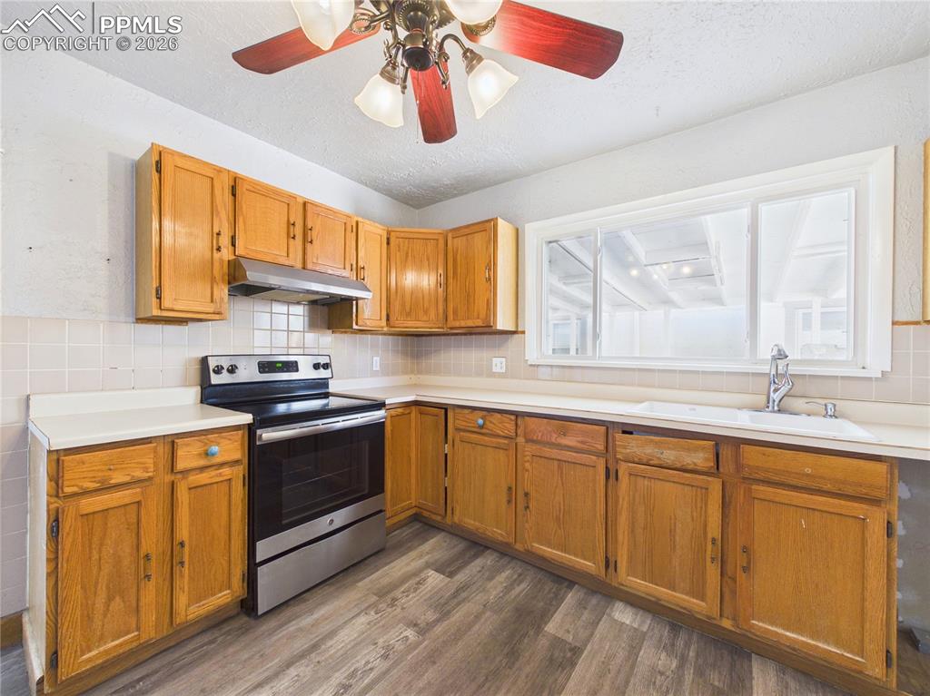 Image 11 of 33: Kitchen