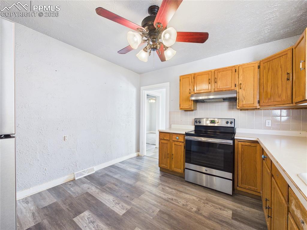 Image 12 of 33: Kitchen