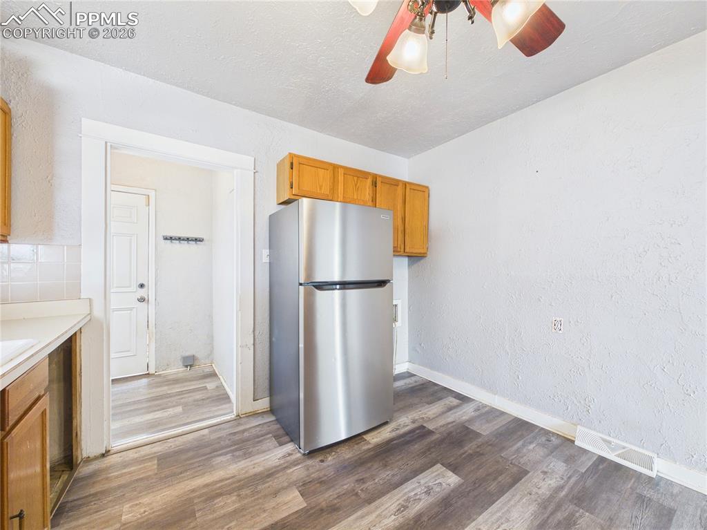 Image 13 of 33: Kitchen